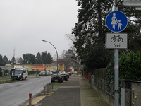 Sidewalk-both-bicycle.png