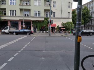 Ampelübergang mit Mittelinsel Hermannstraße.jpg